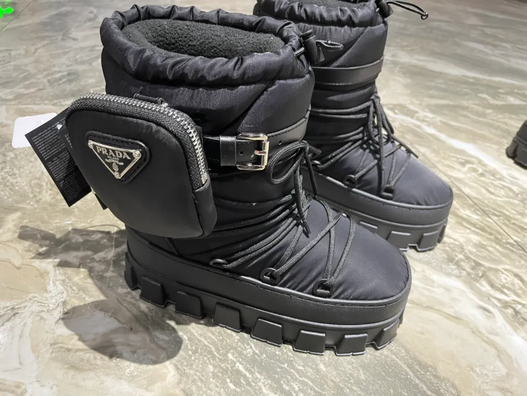 👟👟Ex-factory price 760👟👟 The highest version on the market, Prada's king style, snow boots, ski boots, fat and cute, so cute →_→ From the Prada limited series, unique. Shiny nylon Oblique upper with criss-cross straps for an ideal fit. The boots are made of technical fabric and have a short-cut version. They can be worn in the city or in the mountains. They make the calves slimmer, taller, warmer and have a concave shape. The boots and soles use the original waterproof effect. The size is 35-40. 41Customized